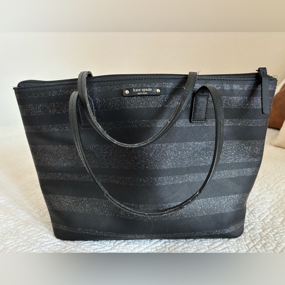 Kate Spade ♠️ handbag Black. Handles worn. Otherwise great condition. - Picture 3 of 6